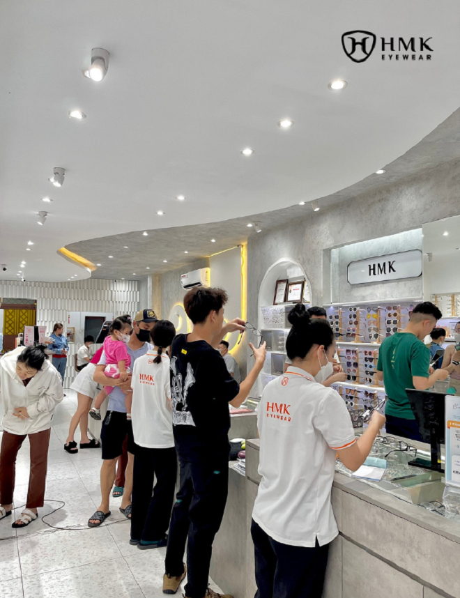 Mắt kính HMK sở hữu không gian đẹp mắt, rộng rãi.