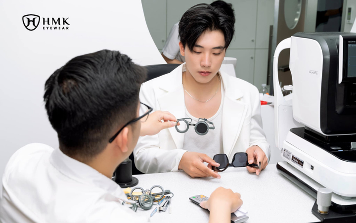 Mắt kính HMK được nhiều bạn trẻ chọn là nơi cắt tròng kính và gọng kính.