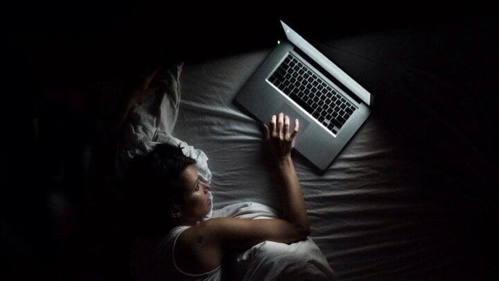Bật máy tính xuyên đêm liệu có ảnh hưởng giấc ngủ? Câu trả lời là có. (Ảnh: Magazine)