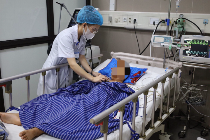 Học sinh 7 tuổi được cấp cứu tại Bệnh viện Đa khoa Lạng Sơn. (Ảnh: BVCC).