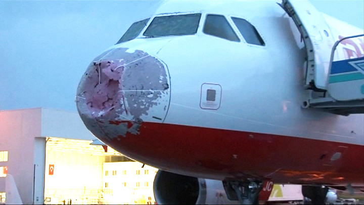 Phi công tiết lộ điều sợ nhất khi lái máy bay: Mưa đá là một trong những nỗi ám ảnh. (Ảnh: Sky News)