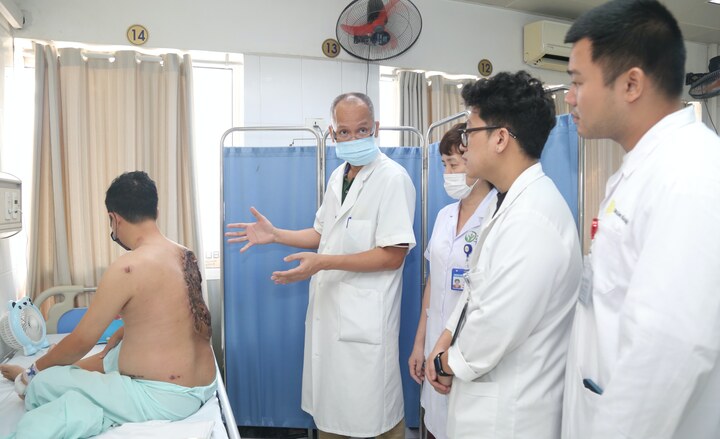 Sau 2 lần phẫu thuật, phần cơ thể ngực và lưng của bệnh nhân trở về gần như người bình thường.