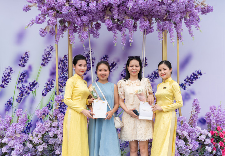 Khách hàng check-in tại Viện thẩm mỹ DIVA sẽ nhận được quà tặng từ thương hiệu.