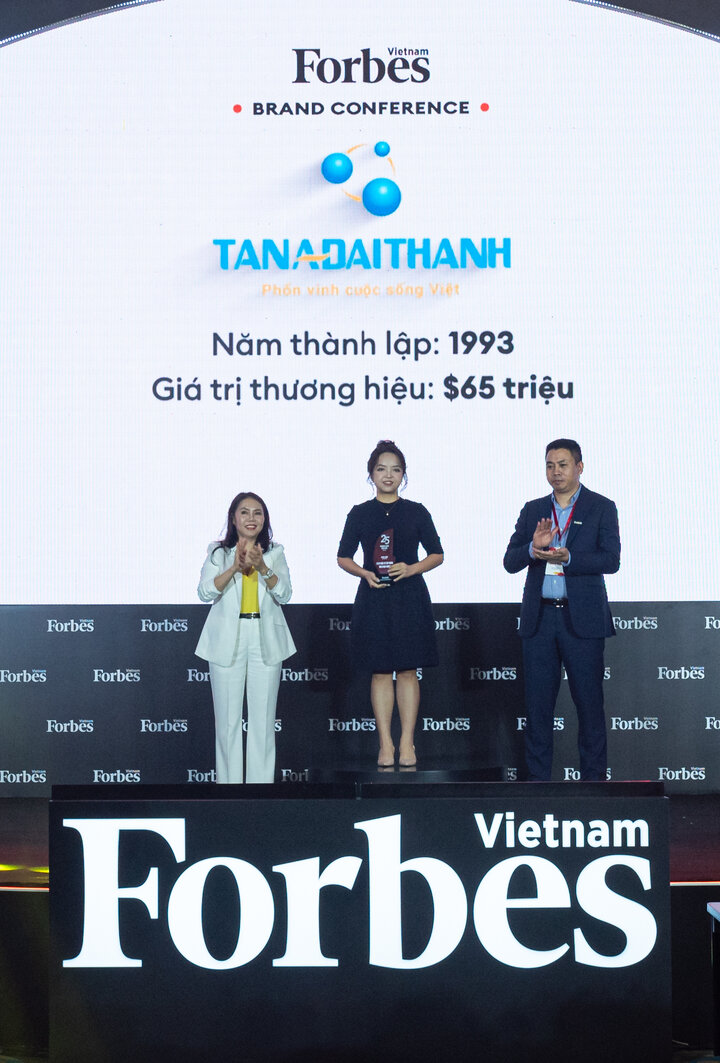 Bà Nguyễn Ngọc Thùy Dương, Phó Tổng Giám đốc Tập đoàn Tân Á Đại Thành nhận chứng nhận vinh danh từ Forbes Việt Nam. (Ảnh: Forbes Việt Nam)