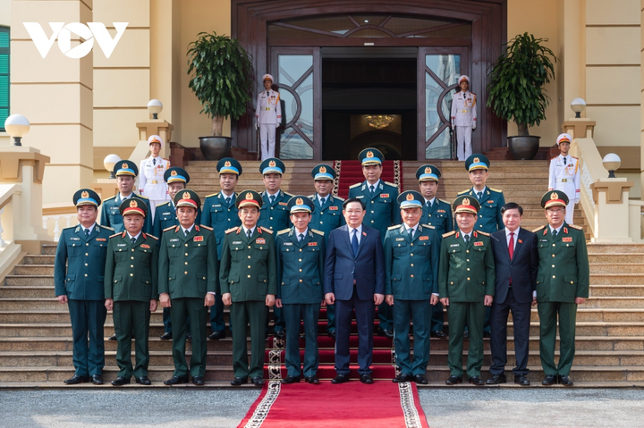 Chủ tịch Quốc hội chụp ảnh chung với lãnh đạo Quân chủng Phòng không - Không quân.