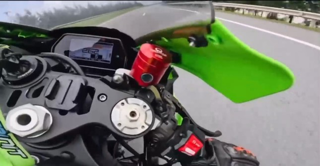 Tài xế lái mô tô phân khối lớn di chuyển tốc độ cao ở huyện Cát Hải, TP Hải Phòng.