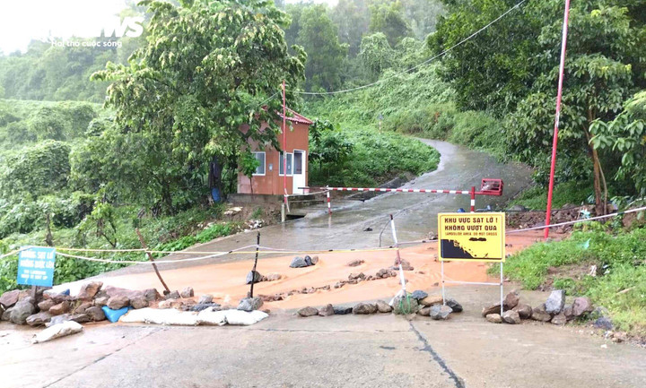 Một điểm sạt lở, trụt sượt đá trên đường lên bán đảo Sơn Trà.