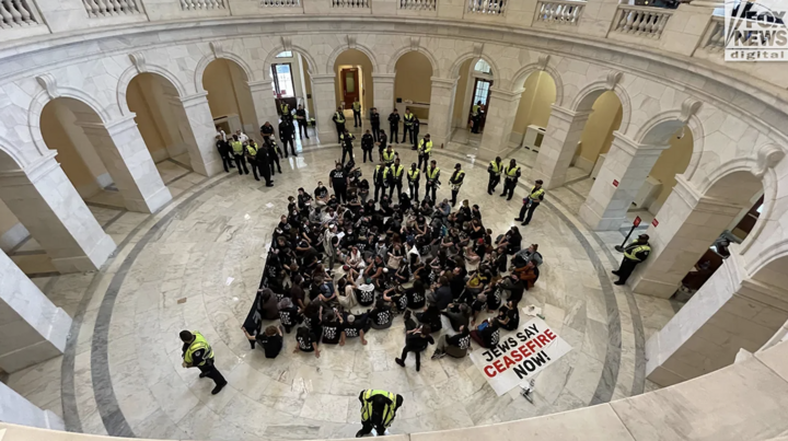 Cảnh sát Đồi Capitol bắt giữ 300 người biểu tình xông vào nhà Quốc hội Mỹ. (Ảnh: Fox News)