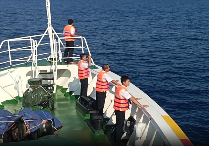 Lực lượng tham gia cứu hộ vẫn đang ra sức tìm kiếm 13 ngư dân mất tích. (Ảnh: B.P)