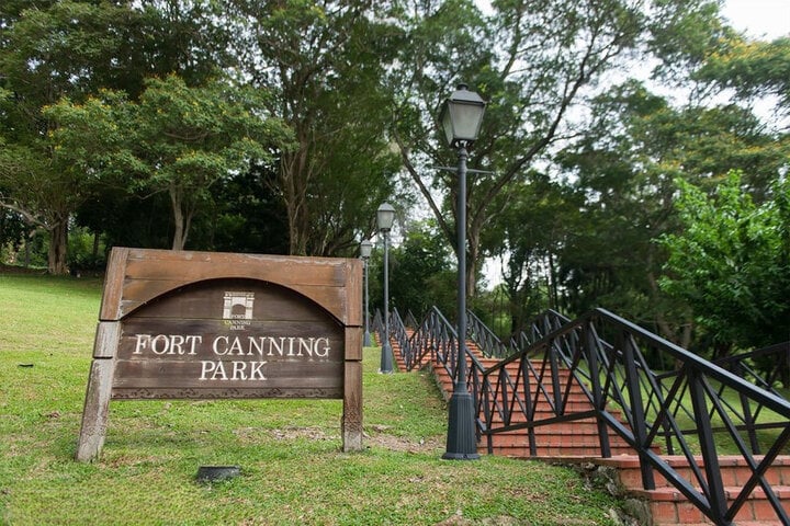 Khi đến Fort Canning Park,bạn sẽ được tìm hiểu về lịch sử của công viên nổi tiếng này.