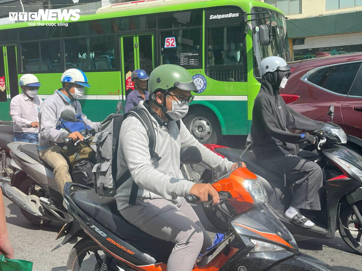 Thời tiết tại TP.HCM hôm nay 19/10, có mây, trưa chiều trời nắng, chiều tối và tối có mưa vài nơi.