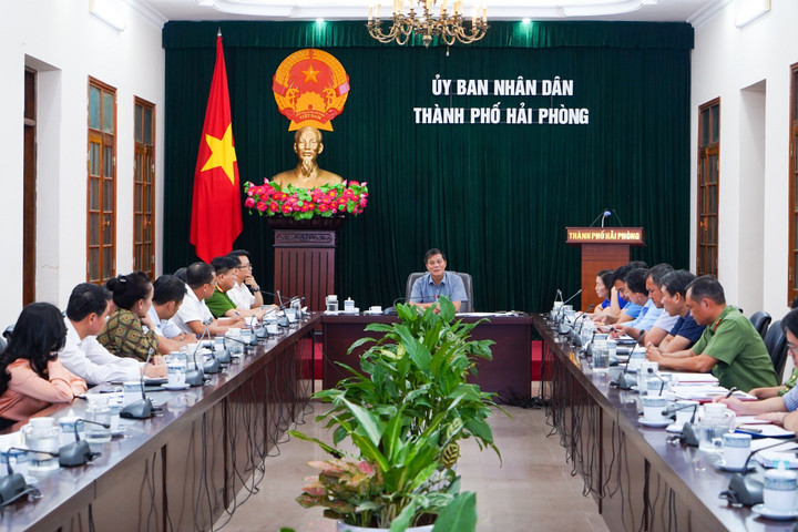 Chủ tịch UBND TP Hải Phòng Nguyễn Văn Tùng chủ trì cuộc họp.