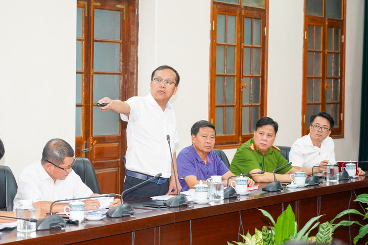 Chủ tịch UBND quận Ngô Quyền Cáp Trọng Tuấn báo cáo tại cuộc họp.