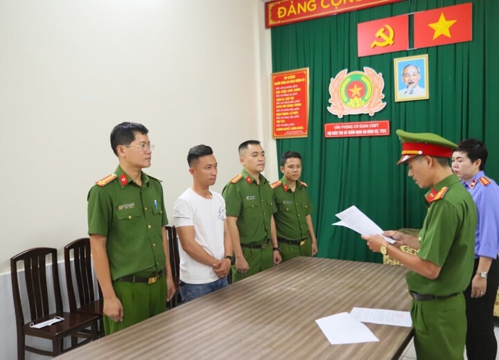 Trần Xuân Đông mua xe mô tô phân khối lớn có giấy tờ giả để sử dụng.