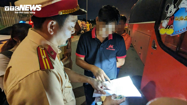 Lực lượng chức năng đang làm việc với một tài xế xe khách vi phạm các quy định về vận tải hành khách.