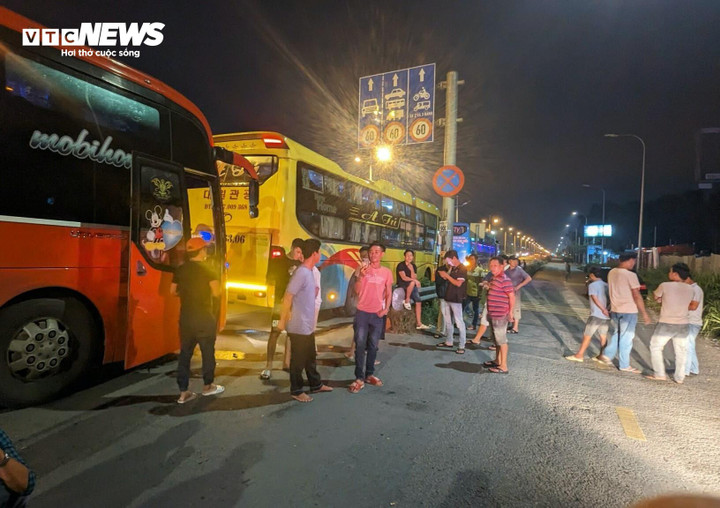 Khuya 18/10, Đội CSGT An Lạc kiểm tra hàng loạt xe khách trên đường Võ Trần Chí.