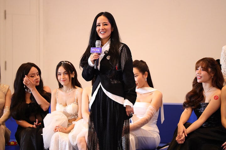 Diva Hồng Nhung là nghệ sĩ lớn tuổi nhất chương trình.