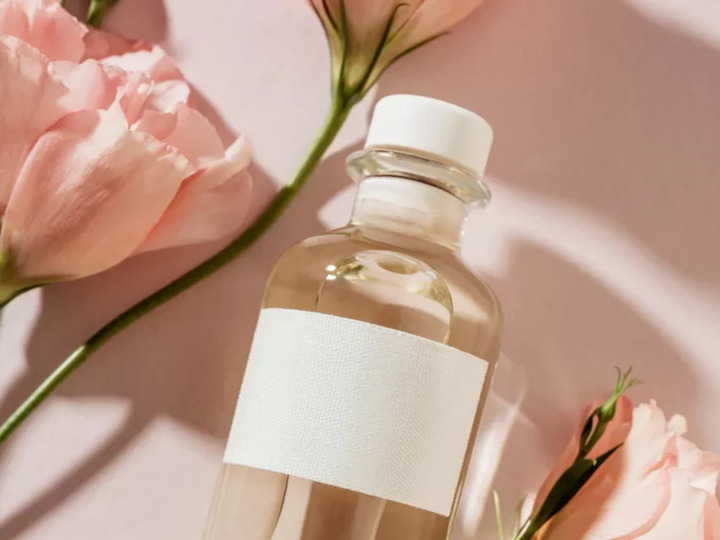 ông dụng nổi bật nhất của nước cất hoa hồng là khả năng kháng viêm, chống lại quá trình oxy hoá và các gốc tự do.