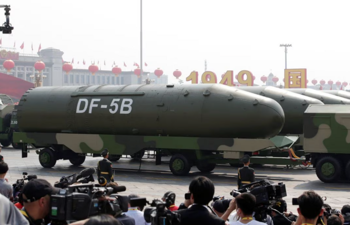 Xe quân sự chở tên lửa đạn đạo xuyên lục địa DF-5B của Trung Quốc tại Quảng trường Thiên An Môn. (Ảnh: Reuters)