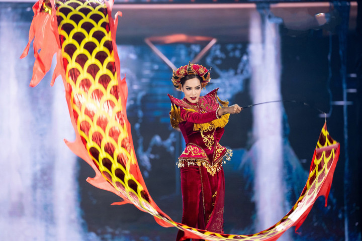 Lê Hoàng Phương mang đến đấu trường Miss Grand International 2023 bộ trang phục có tên là Rising Dragon (Vũ Khúc Thiên Long).