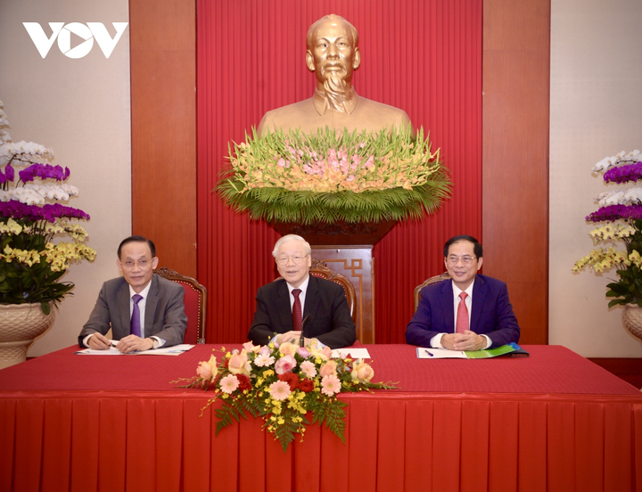 Tổng Bí thư Nguyễn Phú Trọng cùng Trưởng Ban Đối ngoại Lê Hoài Trung và Bộ trưởng Bộ Ngoại giao Bùi Thanh Sơn.