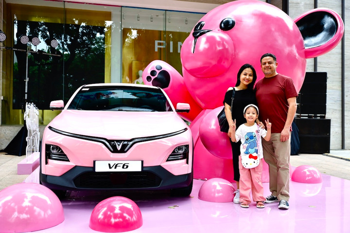 Thiết kế bắt mắt của chiếc VF 6 màu hồng độc bản là điểm check-in yêu thích của nhiều gia đình.