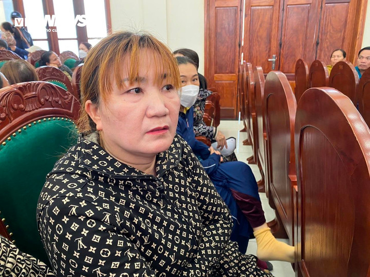 Bà Đinh Thị Lệ - mẹ của ngư dân Lê Xuân Phong - thuyền viên hành nghề trên tàu QNa 90927 TS, cho hay, kể từ thời điểm đón nhận hung tin tàu bị chìm, bà thấp thỏm không yên. "Phong đi biển từ năm 18 tuổi. Ở nhà còn có vợ và 2 con nhỏ. Đứa nhỏ nhất nay mới được 10 ngày tuổi. Vì vậy, khi nghe tin tàu bị chìm, tôi rất sợ các cháu mình sẽ mồ côi, đặc biệt đứa nhỏ còn chưa được gặp mặt cha" - bà Lệ giãi bày.