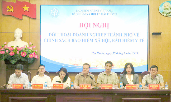 Lãnh đạo BHXH TP Hải Phòng đối thoại với các đơn vị sử dụng lao động.