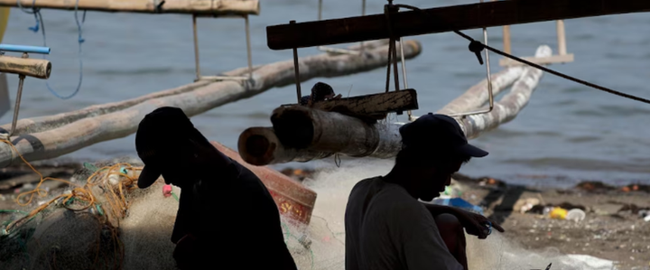 Ngư dân gỡ lưới ở ở tỉnh Cavite, phía nam Manila, Philippines, ngày 7/5/2020. (Ảnh: AP)