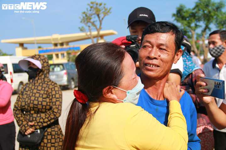 Vợ ngư dân òa khóc khi đón chồng trở về.