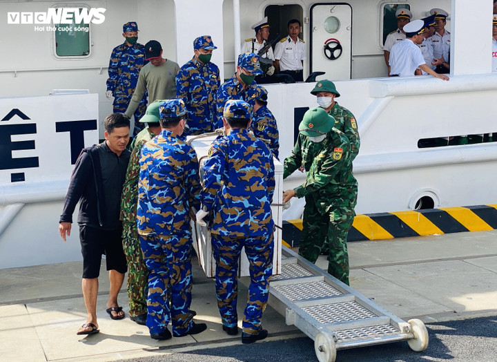 Thi thể 2 ngư dân tử nạn trong vụ tàu QNa 90129 TS chìm ở Trường Sa được lực lượng chức năng đưa lên xe để bàn giao cho gia đình lo hậu sự.