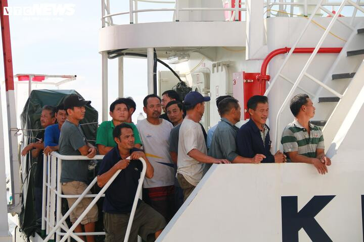 Những ngư dân thoát chết trở về từ Trường Sa.