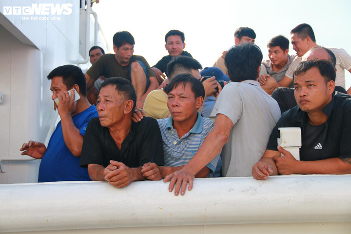 Trải qua 4 ngày ám ảnh sau vụ chìm tàu, những ngư dân được trở về đất liền, đoàn tụ cùng người thân.