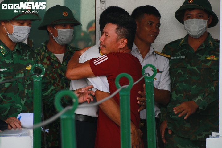 Đây là những ngư dân hành nghề trên 2 tàu cá QNa 90129 TS và QNa 90927 TS (2 tàu bị chìm ở Trường Sa vào tối 16/10 và rạng sáng 17/10), may mắn được cứu vớt kịp thời.