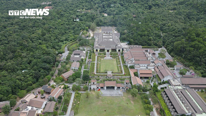 Cung Trúc Lâm Yên Tử là một trong những công trình trọng điểm được gắn biển khánh thành chào mừng 60 năm ngày thành lập tỉnh Quảng Ninh (30/10/1963 - 30/10/2023). Công trình tựa vào dãy núi Yên Tử có chùa Hoa Yên, Tháp Tổ, chùa Đồng.