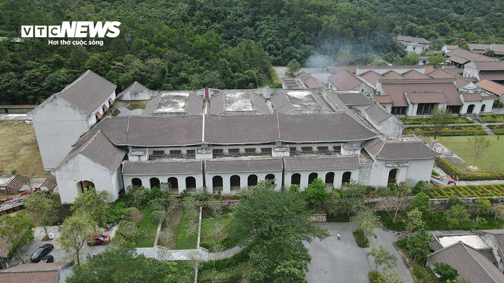 Theo Ban Trị sự Giáo hội Phật giáo Việt Nam tỉnh Quảng Ninh, Cung Trúc Lâm là công trình đồ sộ nhất trong tổng thể Trung tâm văn hóa Trúc Lâm Yên Tử, với tổng diện tích xây dựng giai đoạn I hơn 6.000m2. Công trình được xây dựng bằng chất liệu bê tông kiên cố.