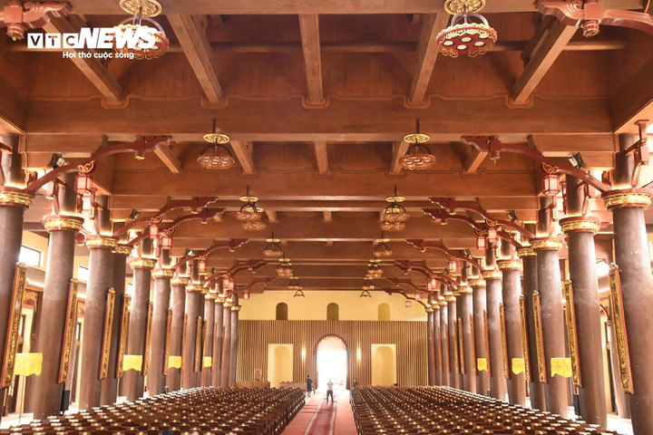 Tổng mức đầu tư xây dựng giai đoạn I cung Trúc Lâm Yên Tử là 200 tỷ đồng, được đưa vào sử dụng từ tháng 12/2018, nhân dịp tổ chức Đại lễ tưởng niệm 710 năm Phật Hoàng Trần Nhân Tông nhập niết bàn.