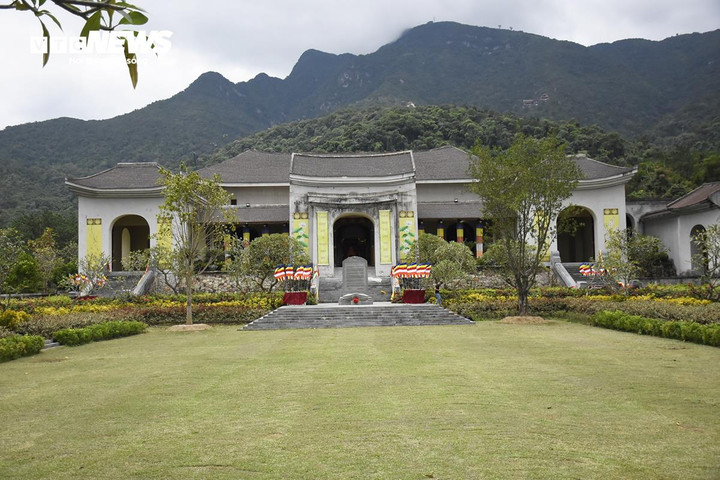 Công trình do kiến trúc sư lừng danh thế giới Bill Bensley thiết kế. Từ yếu tố, cảm hứng kiến trúc cổ còn sót lại ở Yên Tử, kiến trúc sư đã nhân bản một số đường nét cơ bản và truyền tải tinh thần nhà Trần, thế kỷ XIII vào toàn bộ quy hoạch, kiến trúc tổng thể và chi tiết của toàn bộ quần thể.