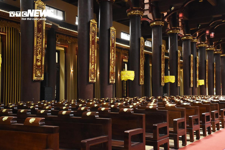 Phần nội thất của cung Trúc Lâm đã được hoàn thiện.