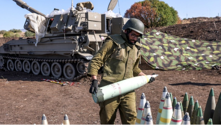 Binh sĩ Israel di chuyển đạn pháo 155mm ở vùng Galilee, miền bắc Israel, ngày 18/10. (Ảnh: RT)