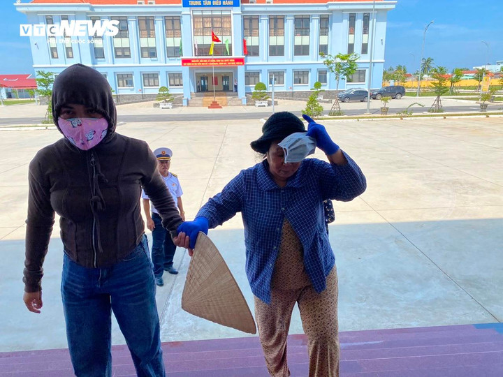 Người thân đang ngóng chờ từng phút từng giây các ngư dân trở về.