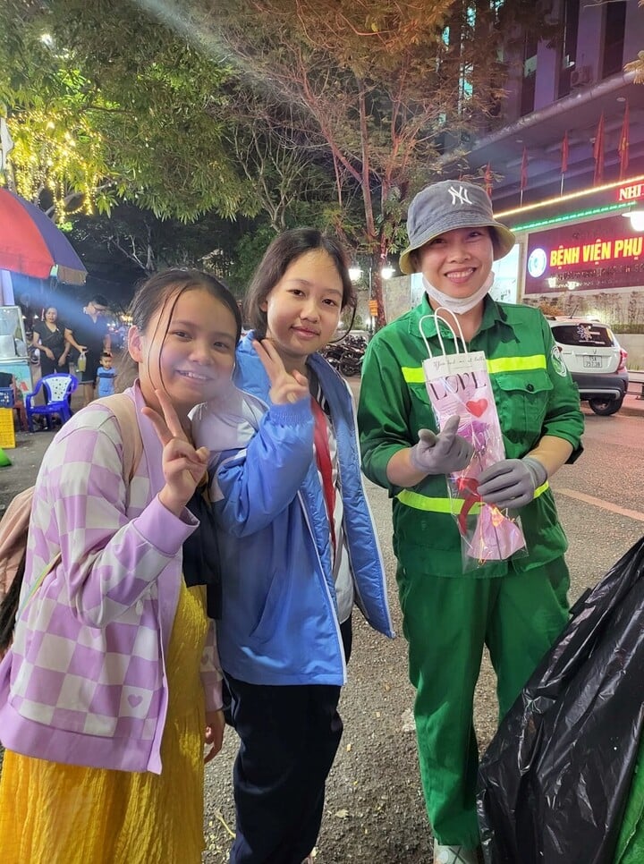 Cô bé tranh thủ sau giờ học để đem lại niềm vui cho những người phụ nữ đã góp phần giữ môi trường thành phố sạch đẹp.