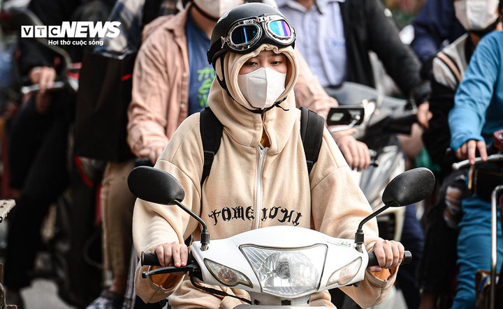 Không khí lạnh tràn về, miền Bắc chuyển lạnh.