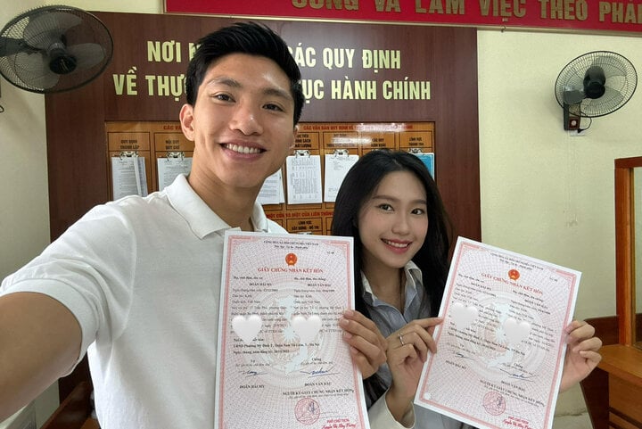 Ngày 20/10, Văn Hậu và Hải My khoe ảnh đăng ký kết hôn.