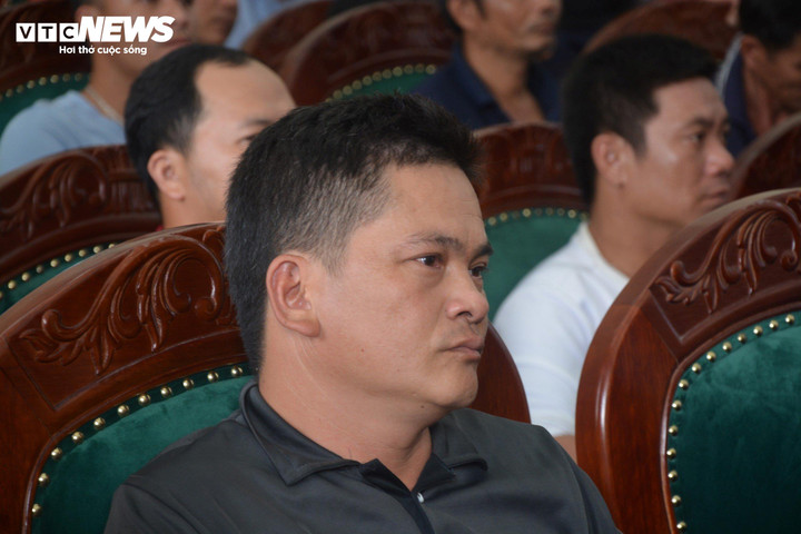 Ngư dân Phan Thanh Trung - thuyền viên hành nghề trên tàu QNa 90129 TS vẫn nhớ như in thời khắc tàu bị gió lốc đánh lật úp.