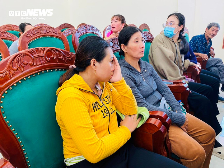 Cũng có chồng hành nghề trên tàu QNa 90129 TS, 3 ngày qua, chị Nguyễn Thị Mỹ Linh (vợ ngư dân Phạm Quốc Tuấn) bần thần khi nghĩ đến chồng đang vật lộn với sóng dữ ngoài khơi. Dù đã biết chắc chắn anh Tuấn là một trong số 78 ngư dân còn sống trong 2 vụ tàu chìm ở Trường Sa, song chị cứ liên tục khóc nghẹn.