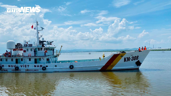 Dự kiến trong chiều nay, tại Cảng Chi đội Kiểm ngư số 3 (xã Tam Giang, huyện Núi Thành, tỉnh Quảng Nam), Quân chủng Hải quân sẽ bàn giao 80 ngư dân, trong đó có 2 thi thể thuyền viên bị nạn trên biển cho Biên phòng và các cơ quan chức năng của địa phương theo quy định.