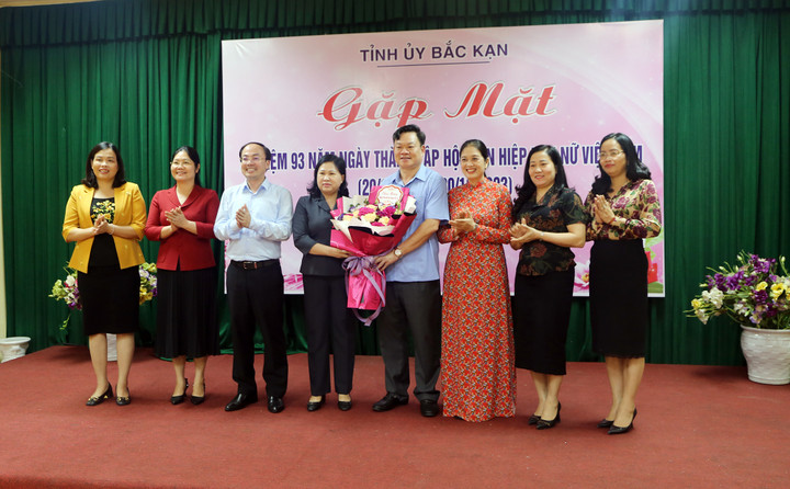 Bí thư Tỉnh ủy Hoàng Duy Chinh và Chủ tịch UBND tỉnh Nguyễn Đăng Bình tặng hoa chúc mừng đại diện các cán bộ nữ.