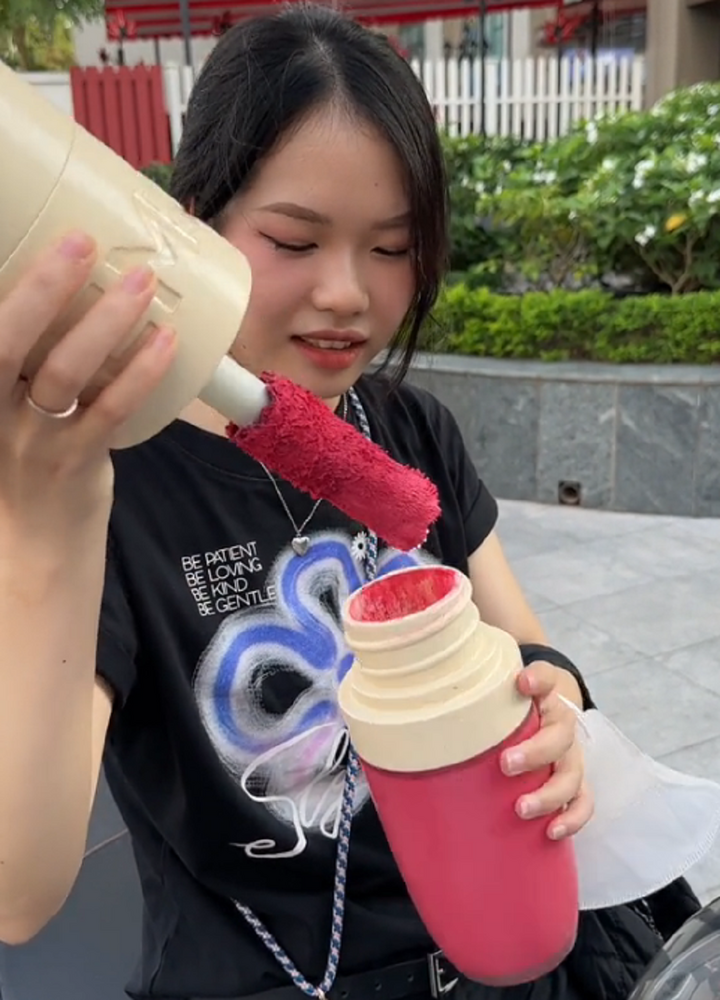 Thỏi son kếch xù, tấn công cả đời ko không còn. (Ảnh: Thanhca0312)