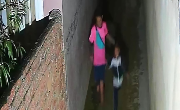 Đen và cháu A. tại con hẻm trên đường Khe Sanh. (Ảnh cắt từ clip)